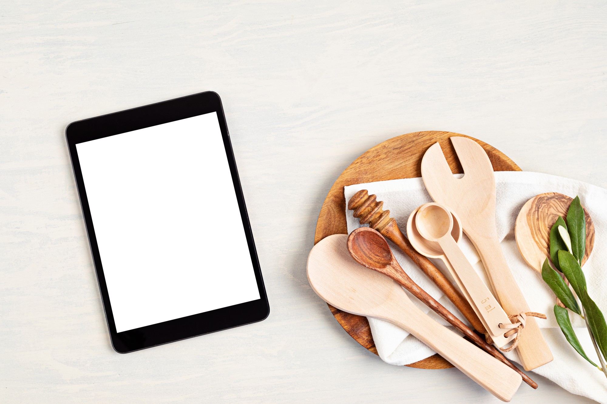 Compact visual: subscription badge and utensils
